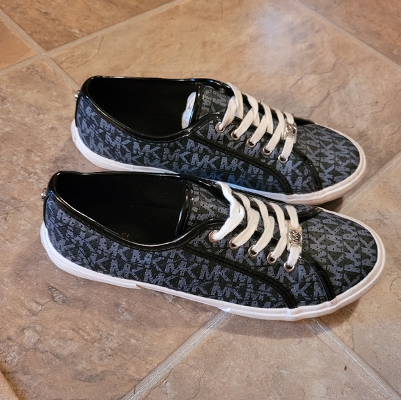 MICHAEL Michael Kors Shoes - Michael Michael Kors Logo Fashion Sneaker size 5